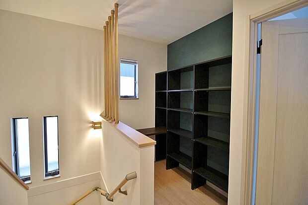 【ホール空間（守山市：Ｋ様邸　2023年5月完成）】２階の階段ホールにちょっとした書斎空間を。デスクや書棚は追加料金不要で造作させて頂いてます