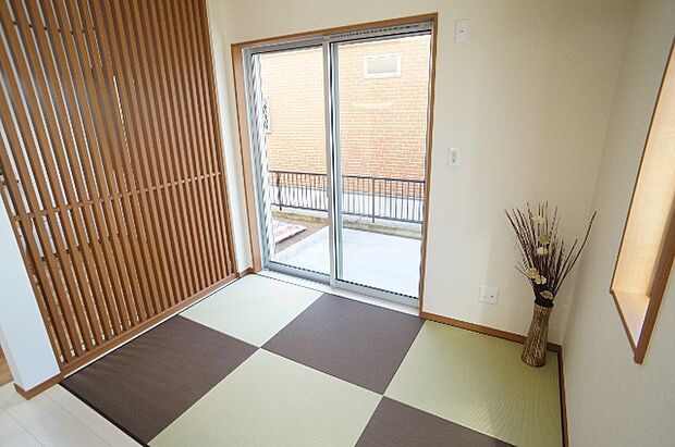 【【洋風和室】施工例】半畳縁なしのモダンな和空間。「和紙」づくりだから、撥水性があり・日焼けにも強く・ダニやカビの発生もごく僅か・キズがつきにくくお子様やペットも安心です。