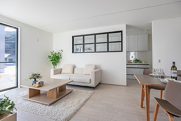 一般的な居室の天井高が約2.2-2.4ｍのところ、ワウハウスではリビング天井を2.5ｍに設定。
開放感とゆとりを感じる、心地よい空間を演出します。／1号地