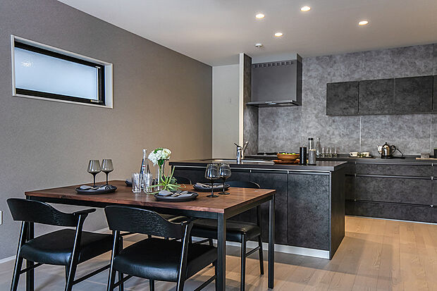 キッチン後ろに洗面室がある、家事動線を意識した水廻り短縮プラン。
お料理をしながらお風呂掃除や洗濯機をまわしたり...時短の「ながら家事」が叶います!/2号地