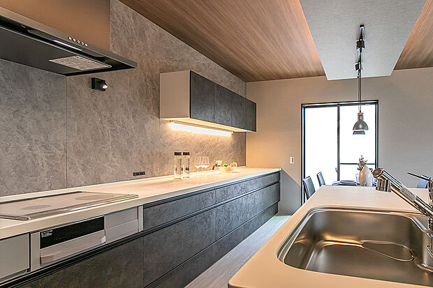 ダイニング、リビングで過ごすご家族とコミュニケーションを取りながら家事を進めることができ、毎日の洗い物や食事の用意も楽しいひとときに。／2号地建物参考プランイメージ写真