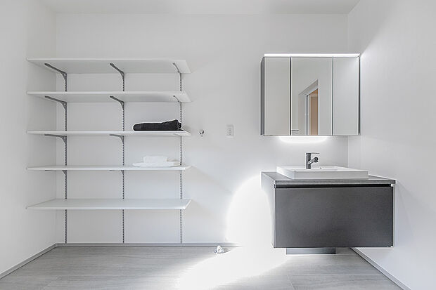 【洗面室｜収納×清潔感で整う暮らし】三面鏡タイプの洗面台のある洗面室には、室内物干しがついており梅雨や雨の日に大活躍。／1号地