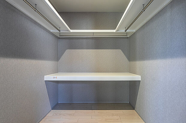 【WIC｜散らかりがちなお部屋をスッキリお片付け】ウォークインクローゼットは衣類や寝具、季節性の家具・家電などさまざまなものが収納可能◎季節に応じた管理がラクになりますね！／1号地