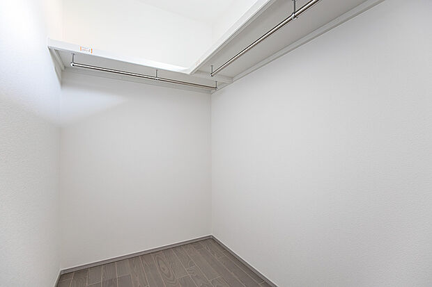 【WIC｜季節ものの収納など、あったら嬉しい♪】衣類や小物を効率よく整理できるWIC！衣類の取り出しやすさが向上し、生活空間をよりスッキリさせてくれます◎／2号地建物参考プランイメージ写真