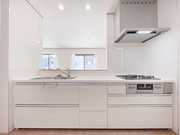 毎日の家事も楽しく！清潔感溢れるホワイトカラーを基調とした明るい対面キッチン！