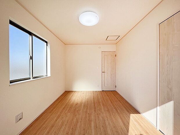 【洋室】爽やかな日差しがお部屋全体を優しく包み込んでくれます。