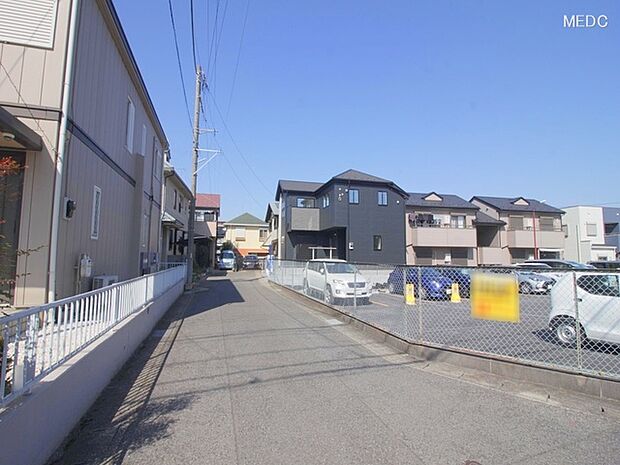 【前面道路含む現地写真】前面道路含む外観