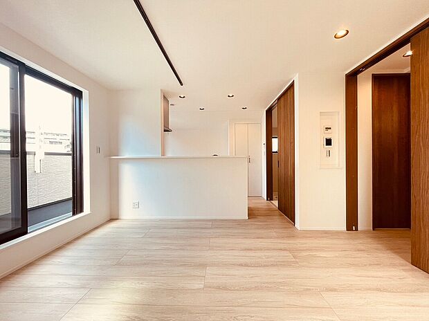 【施工例LDK】明るい光が差し込むLDKは、家族が自然と集まる開放感あふれる空間です。家具の配置も自由にでき、食事や団らんの時間はもちろん、趣味やくつろぎの時間もゆったり楽しめます。