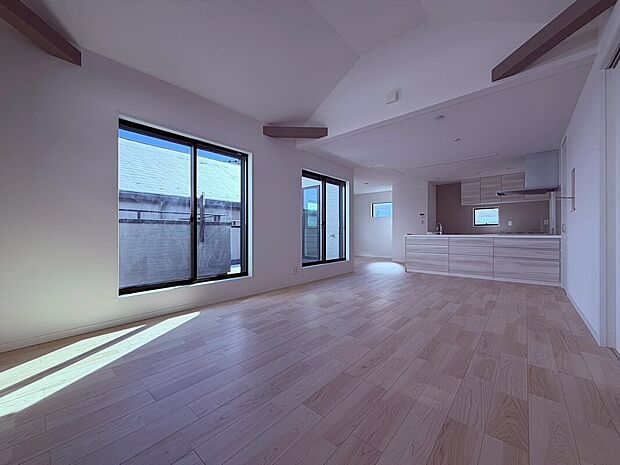 【施工例】広々としたLDKは、ご家族がゆったりとくつろげる癒しの空間。開放感のある間取りに加え、自然光が差し込む明るい室内が心地よさを演出します。日々の団らんをより豊かに彩る住まいです。