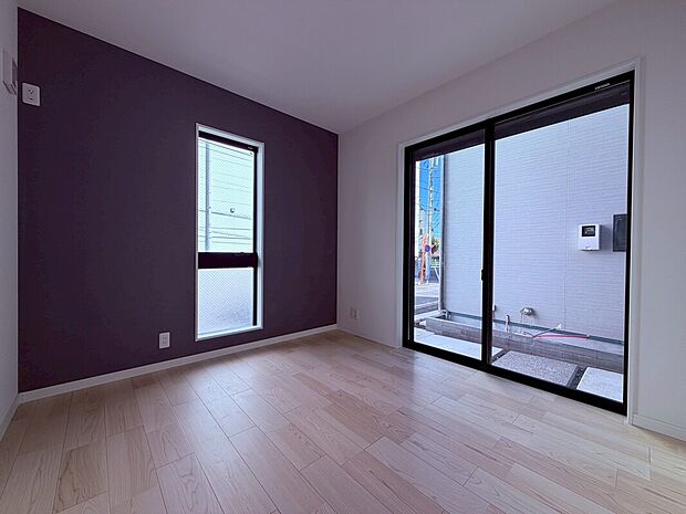 【施工例】大きな窓からあたたかな日差しが差し込む洋室。明るく心地よい空間で、朝の目覚めも爽やかに迎えられます。通風も良好で、快適なプライベート空間としてゆったりと過ごせる一室です。