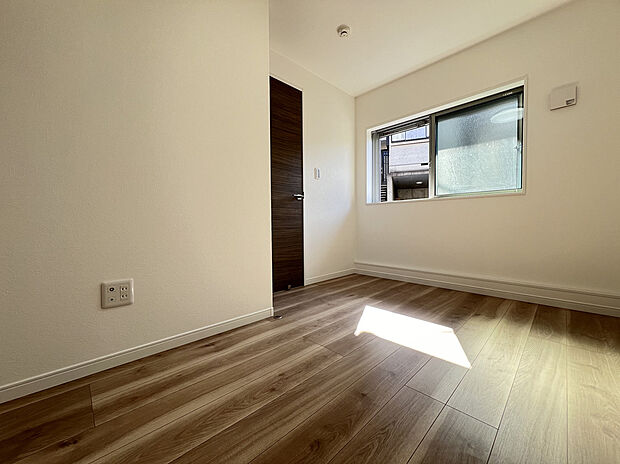 【施工例洋室】明るい陽光が差し込む洋室は、全居室にゆとりある空間を確保。寝室や子ども部屋、書斎などライフスタイルに合わせて快適にお使いいただけます。
