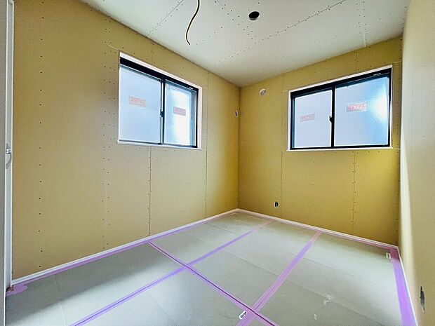 【【建築中】洋室】陽当たり良好で明るい光がたっぷりと差し込む洋室は、日中も心地よく過ごせる快適な空間です。家具の配置もしやすく、プライベートな時間をゆったりと楽しめます。