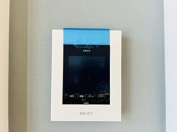 【【施工例】モニター付きインターホン】モニター付きインターホンを完備し、来訪者を映像で確認できるため安心。防犯性が高く、子どもや高齢者のいる家庭でも安全に対応可能。操作も簡単で、毎日の暮らしに安心感をもたらす便利な設備です。