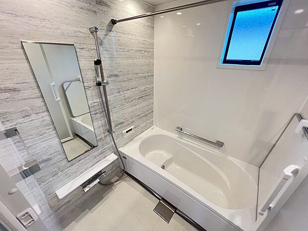 【【施工例】浴室】一日の疲れをやさしく癒やす、心地よさに包まれる浴室空間。広々とした浴槽はゆったりと足を伸ばしてくつろげ、保温性にも優れているため快適な入浴時間を長く楽しめます。滑りにくい床や手すり設置にも配慮し、安全性にもこだわりました。換気乾燥機付きなら雨の日の洗濯にも便利で、カビの発生も抑制。お手入れしやすい素材を採用し、清潔感を長く保てます。毎日のバスタイムを特別なリラックスタイムへと変えてくれる、機能性と快適性を兼ね備えた浴室です。