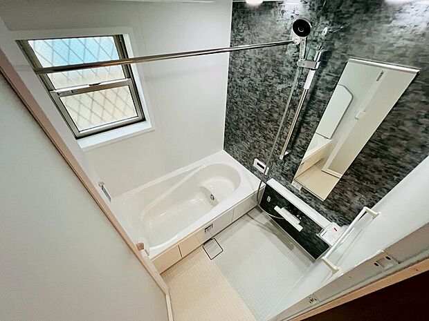 【浴室】ゆったりくつろげる浴室は、毎日の疲れをしっかり癒せる快適空間です。清潔感あふれるデザインと広さを確保し、家族みんながリラックスできるバスタイムを楽しめます。収納や動線にも配慮した使いやすい設計です。