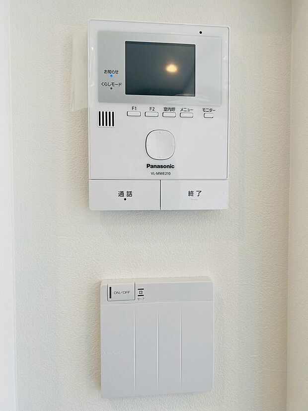 【【施工例】TVモニター付きインターホン】来訪者を室内から確認できるTVモニター付きインターホン。防犯性に配慮し、安心感のある暮らしを実現します。不在時の対応もスムーズで、家族みんなが安心して過ごせる設備です。