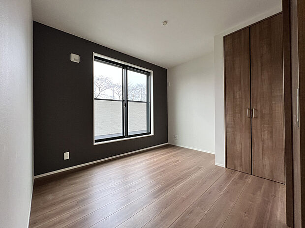 【【リフォーム後イメージ】洋室】収納スペースが豊富な洋室は、整理整頓がしやすく生活動線もスムーズ。家具の配置や間取りのアレンジも自由で、快適な暮らしを実現できる居室です。