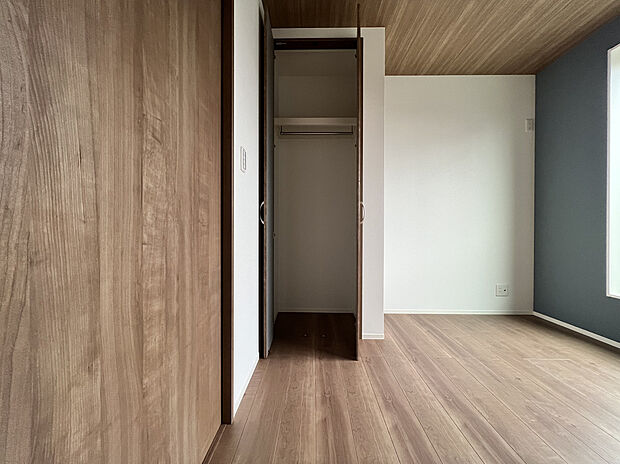 【【リフォーム後イメージ】収納】収納力のあるクローゼットは、衣類や小物をすっきり整理できる居室の必須スペース。家族の荷物もまとめやすく、毎日の生活が快適に整います。