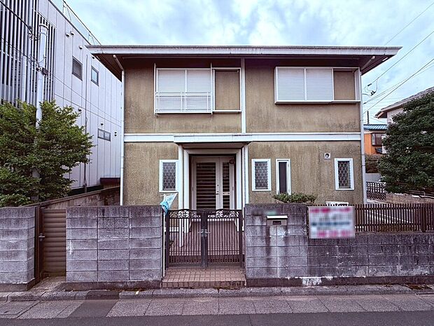 【外観】しっかりとした造りの外観は、リフォームで新築同様に生まれ変わらせることが可能。外観の印象だけでなく、内装や水回りの改善も視野に入れた理想の住まいづくりをサポートできる一邸です。