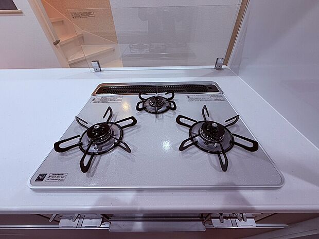 【三口ガスコンロ】同時に複数の料理を進められる、便利な三口ガスコンロを採用。煮込み料理や炒め物など、複数の調理を効率よく進められるため、毎日の料理もスムーズに。忙しいご家庭にも嬉しい設備です。