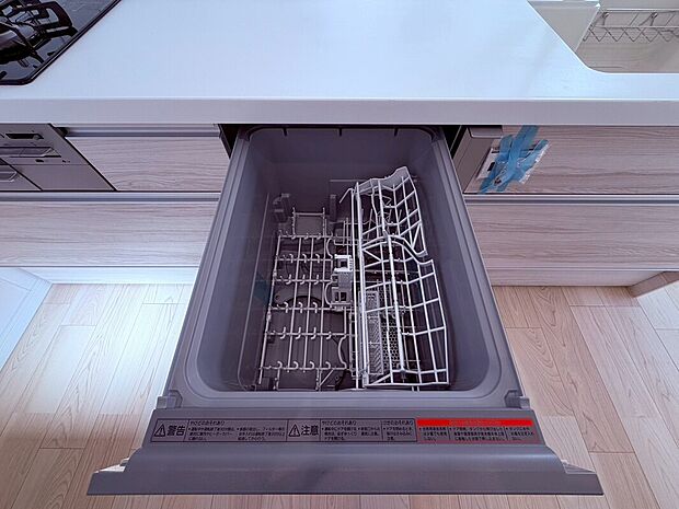 【【施工例】食洗機】食洗機を標準装備し、毎日の後片付けをスムーズにサポート。高温洗浄で油汚れもしっかり落とし、衛生面でも安心です。節水効果も期待でき、家事の負担を軽減。忙しい毎日にゆとりをもたらす、便利で快適な設備です。