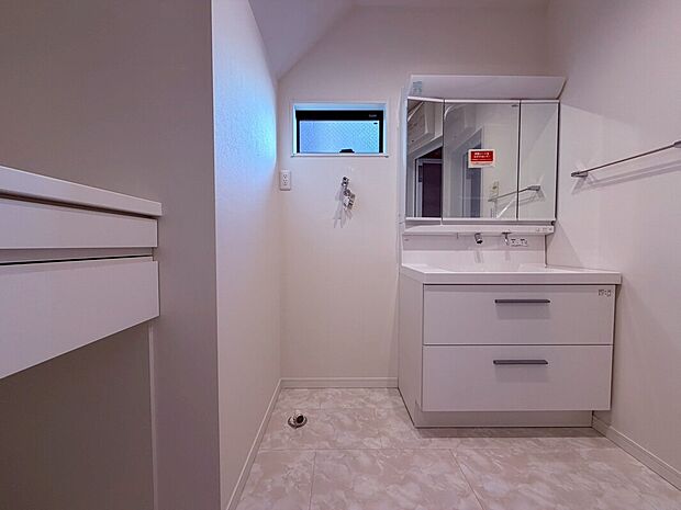 【【施工例】三面鏡洗面化粧台】三面鏡付きの洗面化粧台を採用し、朝の身支度やお手入れを快適にサポートします。鏡裏にはたっぷりと収納スペースを確保しており、洗面周りの小物もすっきり整理整頓が可能。使い勝手と機能性を兼ね備え、清潔感のある空間を保てる便利な設備です。