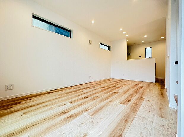 【【施工例】LDK】家族が自然と集う開放的なLDK。明るい採光とゆとりある空間設計で、くつろぎと団らんの時間を心地よく演出します。キッチンからリビングを見渡せる安心感も魅力で、日常に豊かさとゆとりをもたらします。