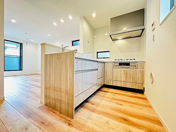 【【施工例】キッチン】機能性とデザイン性を兼ね備えたキッチンは、作業効率の良い動線で毎日の家事を快適にサポート。収納も充実し、すっきりとした空間を保ちながら料理を楽しめます。