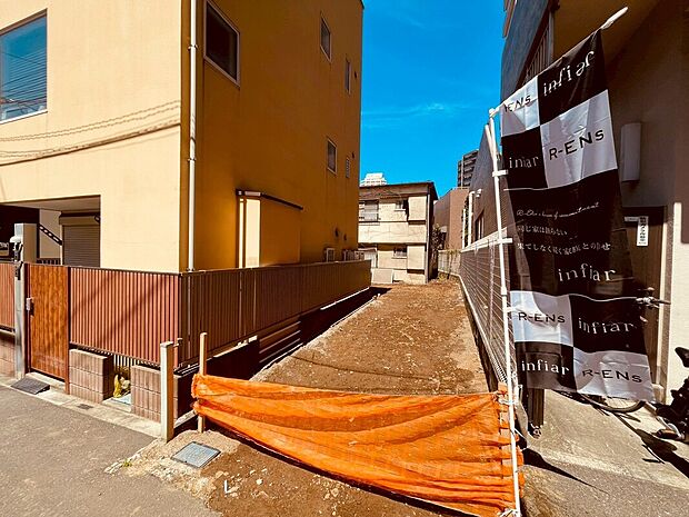 【更地時現地写真（南東側）】未来の暮らしを育む新築住宅が誕生。快適な設備と使い勝手の良い間取りを備え、ご家族の毎日を心地よくサポート。新しい住まいで、理想の暮らしを始めませんか。