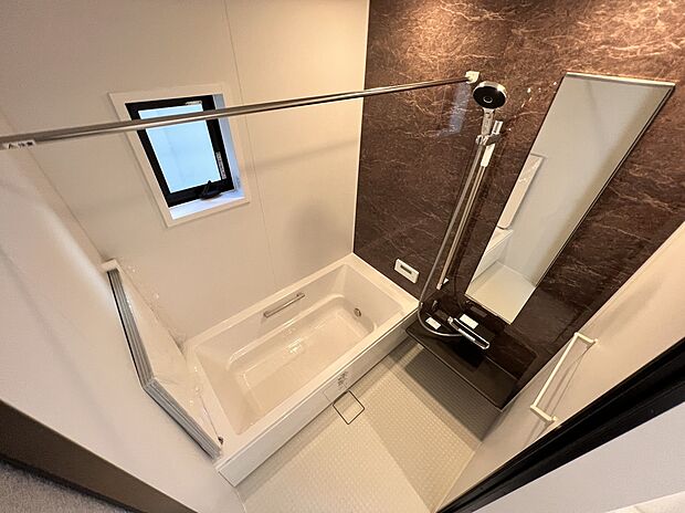 【【施工例】浴室】一日の疲れをゆったりと癒せる浴室。落ち着いた空間でリラックスタイムを楽しめるほか、快適なバスタイムをサポートする設備が整い、心地よい暮らしを演出します。