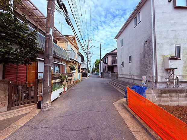 【前面道路】落ち着いた住宅街の一角に位置し、穏やかな街並みが広がる住環境。交通量も比較的少なく、静かでゆったりとした時間が流れる、家族みんなが心地よく暮らせるロケーションです。
