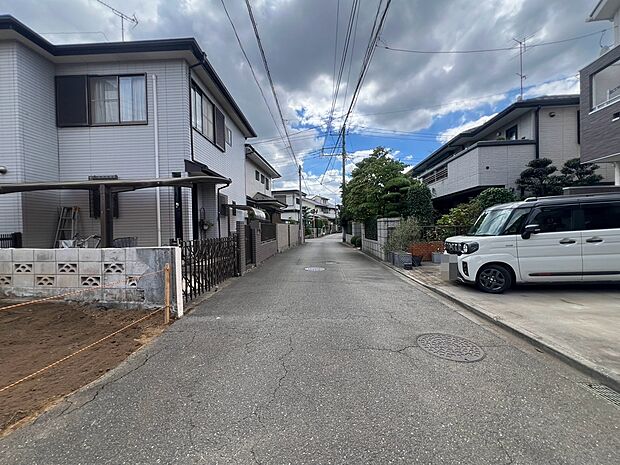 【前面道路】前面道路が広がることで光と風をたっぷり取り込み、住まいに開放感をもたらします。明るく風通しの良い快適な住環境が日々の暮らしを彩ります。