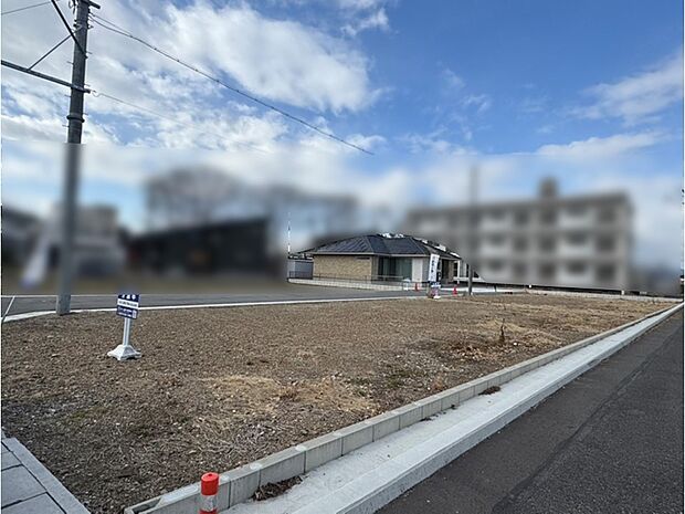 敷地全景配置プランやモデルプランをもとに、玄関・庭の位置も含めてご説明します。現地に立っていただくことで、生活動線のイメージも湧きやすくなります。《更新日：2026年3月》