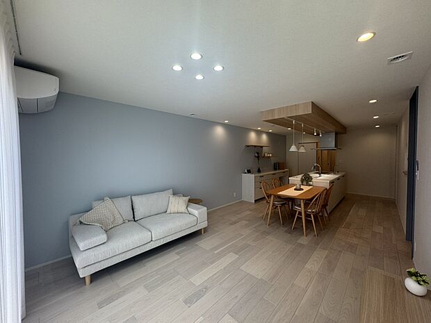 約18帖のLDK柔らかい色調のLDKは家族の憩いの場所となります。