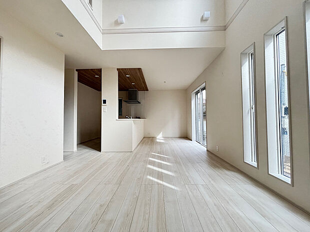 1号棟リビング　ホワイトを基調としたリビングにブラウンの建具がアクセントに！南向きリビングのため、日当たり良好！