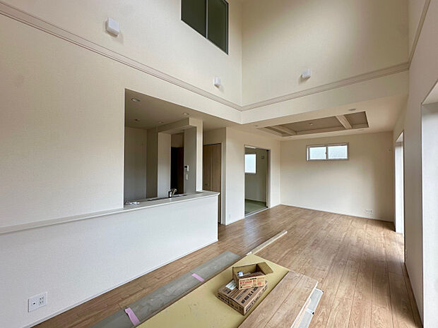 4号棟リビング　リビング吹抜採用のリビングは採光と開放感たっぷりで平米数以上の開放感◎