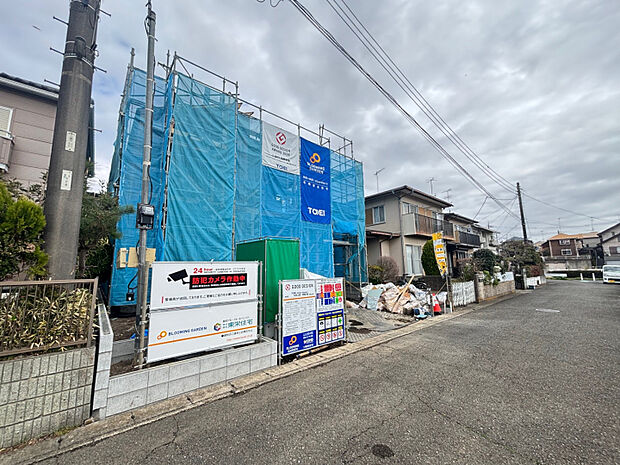 【現地外観写真】上棟しました。完成物件でのご内覧可能です。　交通量が少ない閑静な住宅街だからこそ駐車が苦手な方でも安心してトライできます！