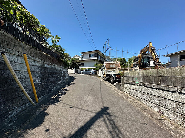 【現地写真】　最寄りのバス停まで徒歩3分。京急本線「金沢文庫」駅までアクセス可能です！