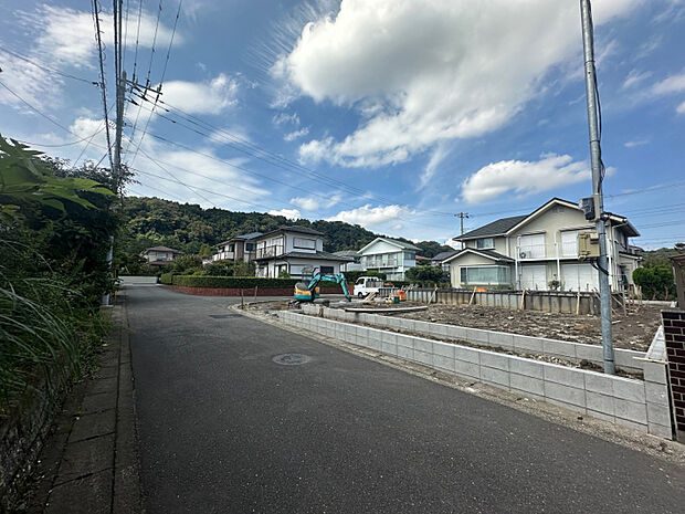 【解体前現地写真】※7月下旬撮影　南西の角地にあるため日当たり良好◎