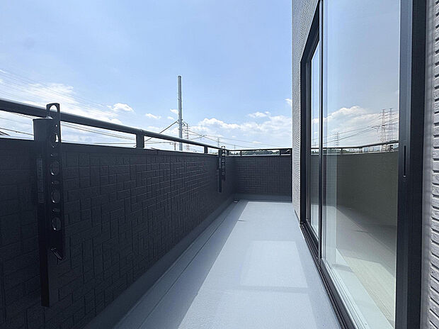 【【11号棟バルコニー】】2部屋から行き来できるバルコニー