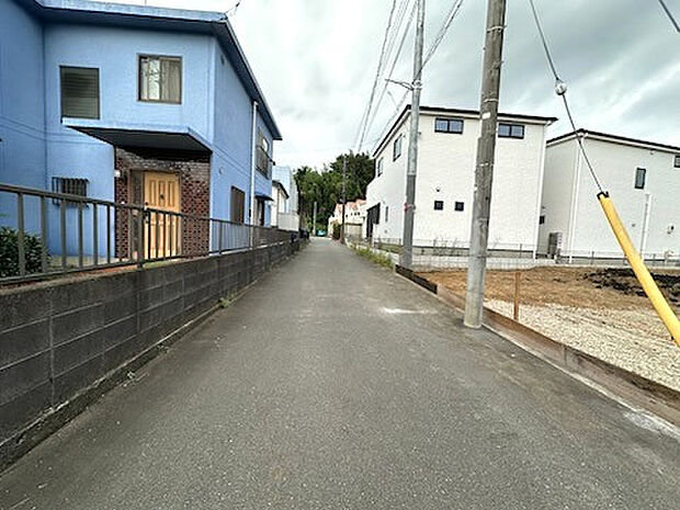 【前面道路】リビングに隣接して和室があり、多目的に活用可能です◎収納スペースもあり