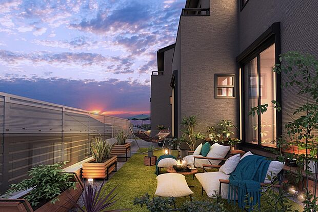 南側に広がるゆとりのガーデンスペース。暮れゆく空を眺めながら、緑に包まれる上質なひとときを育む贅沢なアウトドア空間です。（街並完成予想図）