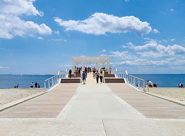 「いなげの浜」まで3640m｜「海へ延びるウッドデッキ」が2022年4月にオープン。ドリンクや軽食を持ってデッキ先端部の椅子やテーブルを利用すれば海上カフェ気分も味わえます。