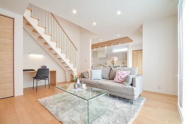 ふれあいを育む暮らしの情景。家族時間が豊かに映えるインナーデザイン。窓から陽光が差し込み、明るく開放的な空間です。（10号棟｜2026年2月撮影）