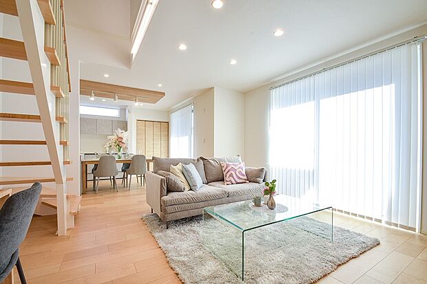 家族が集うふれあいのリビングには、折下天井やアクセントクロスを採用して彩りを添えています。（10号棟｜2026年2月撮影）