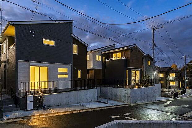 ネービーブルーの外壁がマジックアワーの夜空に調和し幻想的な街並み景観を創出。コンセプトに掲げた「森と空に寄り添う街」を色濃く映す情景は、住まう方の心にそっと寄り添います。（2025年12月撮影）