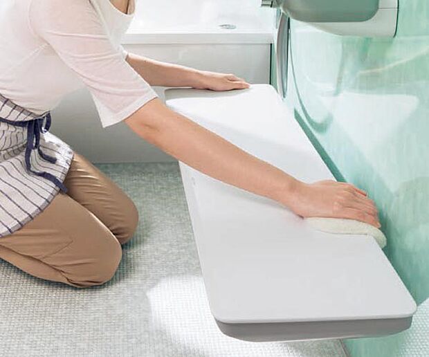 【お掃除ラクラクカウンター】壁や浴槽と離すことで、カウンターの奥や側面、カウ ンター下の壁際まで手が届き、お掃除が簡単です。