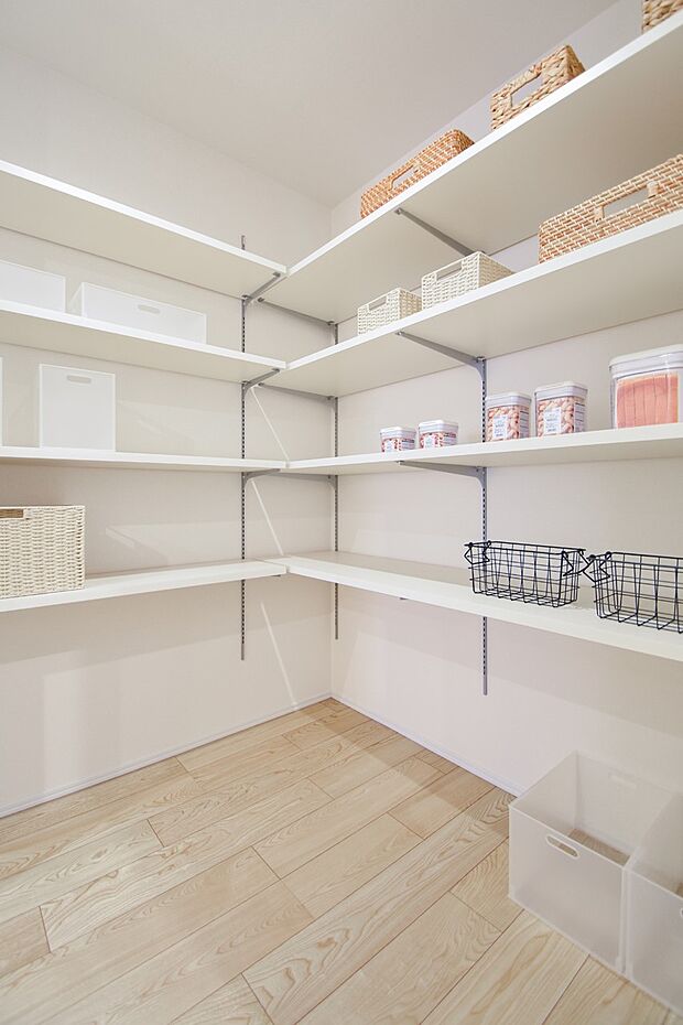 【キッチン】【ウォークインパントリー】まとめ買いした食材や保存品などのストックはもちろん、調理家電などもキープできるパントリーを装備。(3号棟|2025年10月撮影)