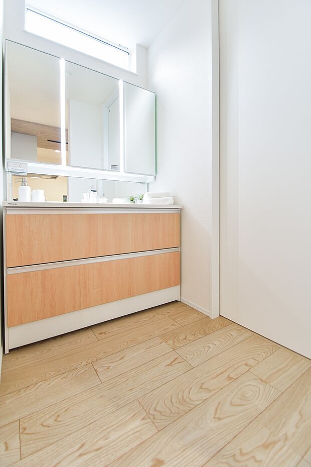 【洗面台・洗面所】ワイドタイプの洗面化粧台なので広く使え、毎日の作業もグンと楽になります。ゆとりの収納力でサニタリールームをすっきりと整えます。(3号棟|2025年10月撮影)