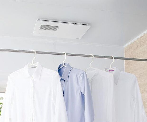 【浴室換気暖房乾燥機】雨の日も気にせず洗濯物が浴室内に干せる浴室換気乾燥暖房機を標準装備。時間も天気も気にせず干せるからとても便利です。